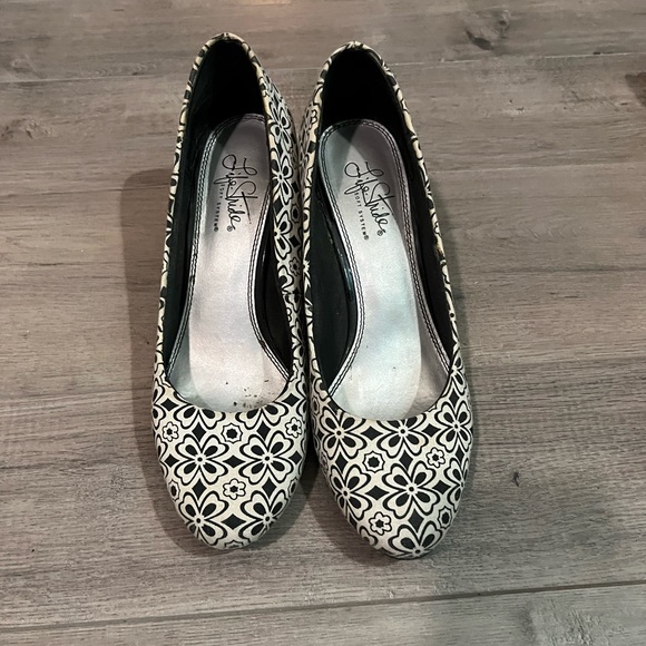 Life stride woman’s black and white heels - Picture 1 of 2